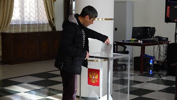 На расположенном в Гюмри участке проходят выборы президента России - Sputnik Армения