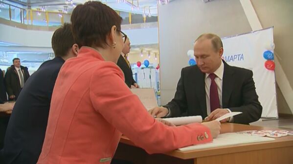 ՌԴ նախագահական ընտրությունների քվեարկեց նախագահի թեկնածու Վլադիմիր Պուտինը - Sputnik Արմենիա