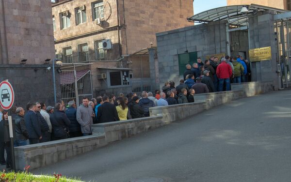 Избиратели перед посольством России в Армении - Sputnik Армения