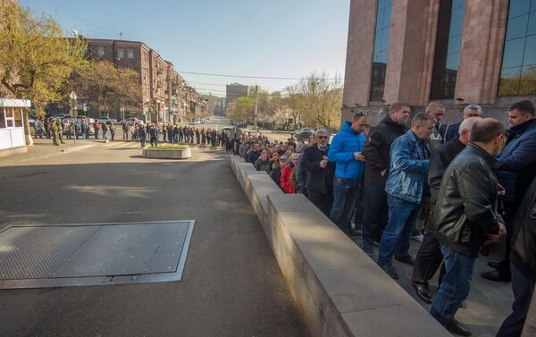 Избиратели перед посольством России в Армении - Sputnik Армения