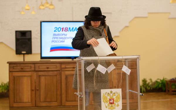 Избиратель на участке No8026, Ереван - Sputnik Армения