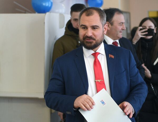 ՌԴ նախագահական ընտրությունների քվեարկեց նախագահի թեկնածու Մաքսիմ Սուրայկինը («Ռուսաստանի կոմունիստներ») - Sputnik Արմենիա