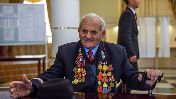 Герой труда, ветеран ВОВ, почетный гражданин Гюмри Артуш Тоноян - Sputnik Армения
