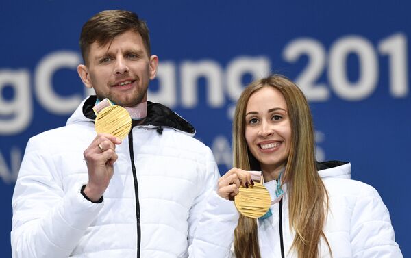 Спортсмен-ведущий Алексей Иванов и Михалина Лысова Спортсмен-ведущий Алексей Иванов и Михалина Лысова - Sputnik Армения