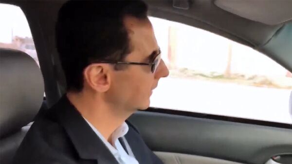 Асад на машине проехал по освобожденным районaм Восточной Гуты - Sputnik Արմենիա