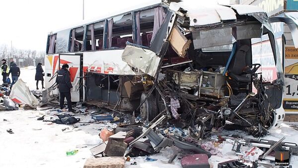 Видео Последствия аварии с грузовиком и пассажирским автобусом в Воронежской области - Sputnik Армения