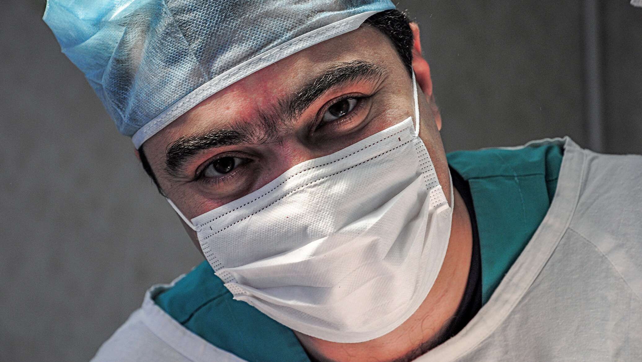 Врач армянин. Лицо врача. Медики в масках Узбекистан.