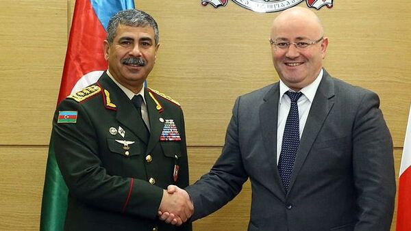 Министр обороны Грузии Леван Изория со своим азербайджанским коллегой Закиром Гасановым - Sputnik Армения