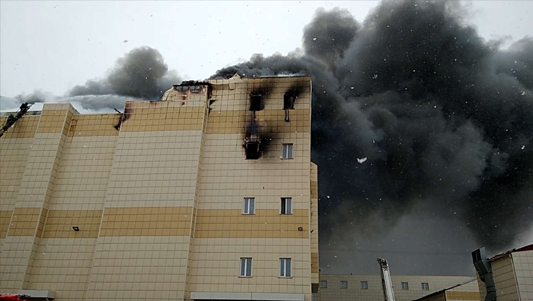 Зимняя вишня кемерово. Пожар в ТЦ зимняя вишня. Пожар в Кемерово 2018 ТЦ. Кемерово сгоревший ТЦ. Тушение зимней вишни.