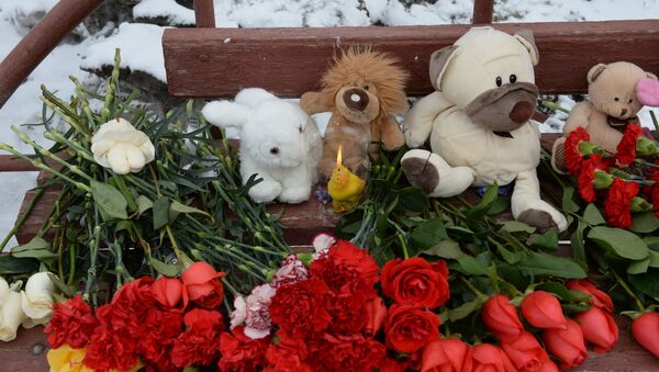Цветы, свечи и мягкие игрушки возле здания торгового центра «Зимняя вишня» в Кемерово, где произошел пожар - Sputnik Արմենիա