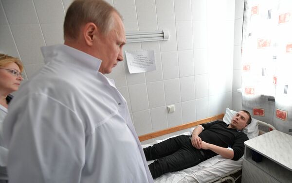 Президент РФ В. Путин посетил пострадавших в Кемерове - Sputnik Армения
