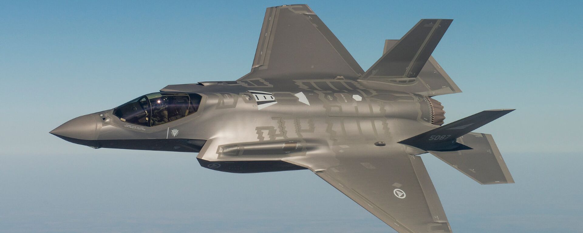 Истребитель-бомбардировщик пятого поколения F-35 - Sputnik Армения, 1920, 13.04.2023