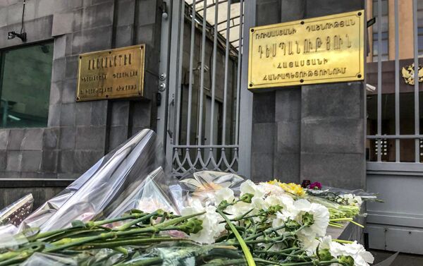 Цветы и игрушки у Посольства РФ в Армении - Sputnik Армения