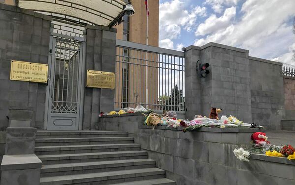 Цветы и игрушки у Посольства РФ в Армении - Sputnik Армения