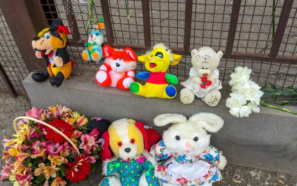 Цветы и игрушки у Генерального консульства РФ в Гюмри - Sputnik Армения