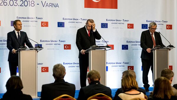 Президент ЕС Дональд Туск, президент Турции Реджеп Тайип Эрдоган и глава Европейской Комиссии Жан-Клод Юнкер на совместной пресс-конференции саммита ЕС - Турция (26 марта 2018). Варна, Болгария - Sputnik Армения