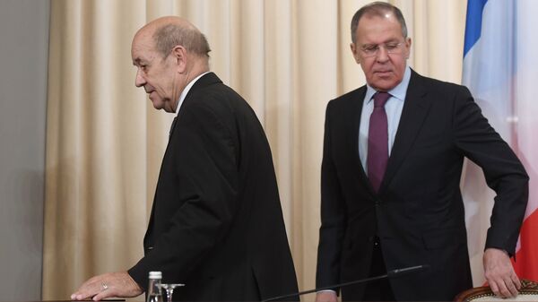 Министры иностранных дел России и Франции Сергей Лавров и Жан-Ив Ле Дриан после пресс-конференции по итогам встречи (27 февраля 2018). Москвa - Sputnik Армения