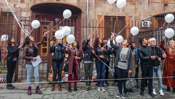 Студенты Гюмрийского филиала Гос.Консерватоии около Генерального консульства РФ в Гюмри - Sputnik Արմենիա