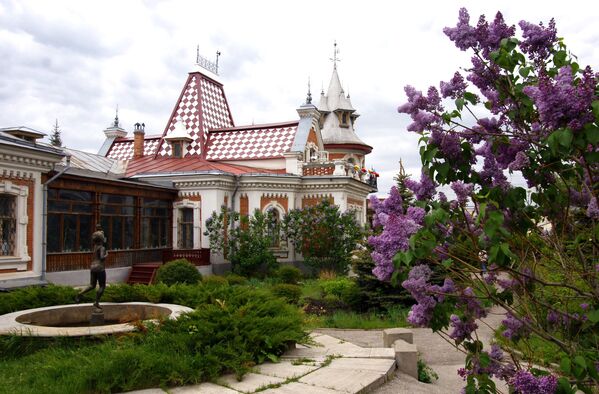 Особняк Клодта – памятник архитектуры, построен в 1898 году по проекту архитектора А. Щербачева для купца И. Клодта. Сейчас здесь располагается музей Детская картинная галерея Особняк Клодта – памятник архитектуры, построен в 1898 году по проекту архитектора А. Щербачева для купца И. Клодта. Сейчас здесь располагается музей Детская картинная галерея - Sputnik Армения