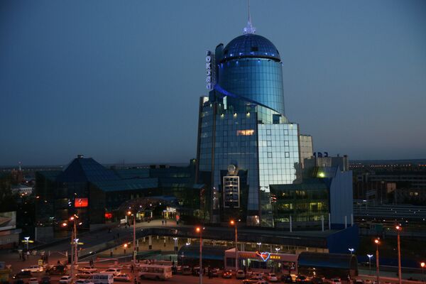 Железнодорожный вокзал – здание построено в 2001 году. Самый высокий вокзал Европы, его высота со шпилем 101 метр. На 18-м этаже находится смотровая площадка - Sputnik Армения