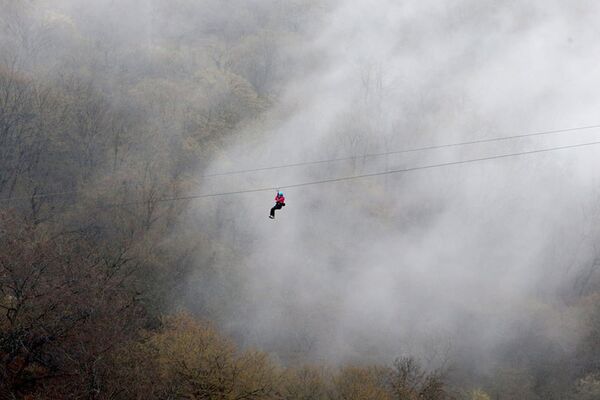 Аттракцион Zipline в экстрим парке Yell Аттракцион Zipline в экстрим парке Yell - Sputnik Армения