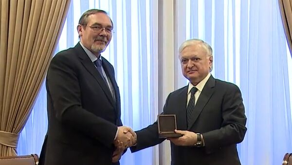 Глава МИД Армении Эдвард Налбандян вручает медаль Почета Ивану Волынкину - Sputnik Армения