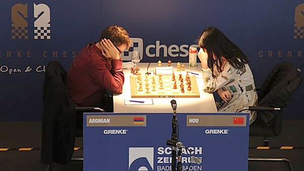 Матч 4-го тура шахматного турнира в Баден-Бадене между Левоном Ароняном и Хоу Ифань - Sputnik Армения