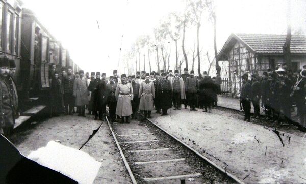 Генерал Кольмар фон дер Гольц (посередине) в окружении турецкой армии. 1909 год, Битола Генерал Кольмар фон дер Гольц (посередине) в окружении турецкой армии. 1909 год, Битола - Sputnik Արմենիա