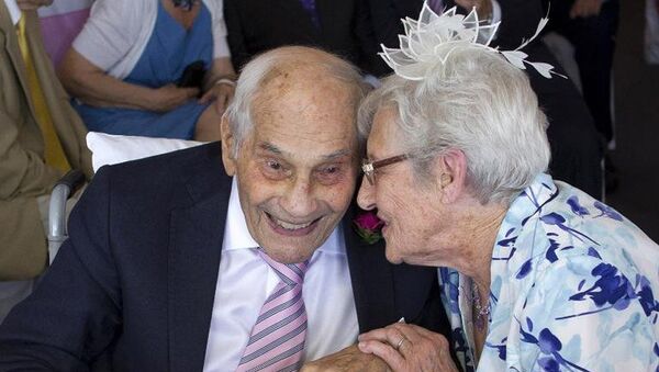 103-летний Джордж Кирби и его жена 91-летняя Дори Лаки - Sputnik Արմենիա