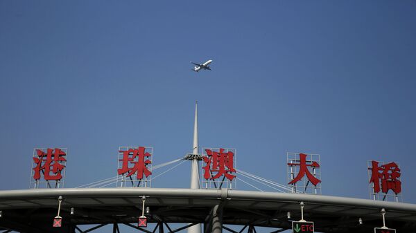 Самолет летит над мостом Гонконг-Чжухай-Макао в Китае - Sputnik Армения