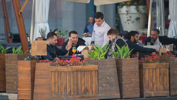 Мужчины в кафе  - Sputnik Армения