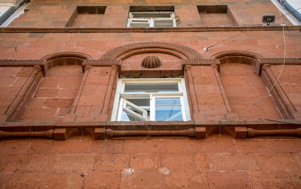 Фасад здания на перекрестке проспекта Маштоца и улицы Пушкина, Ереван - Sputnik Армения