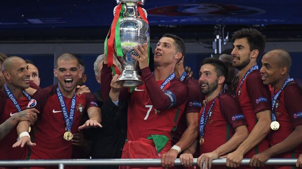Криштиану Роналду и сборная Португалии по футболу впервые в своей истории выиграли чемпионат Европы, обыграв в финале сборную Франции.  - Sputnik Армения