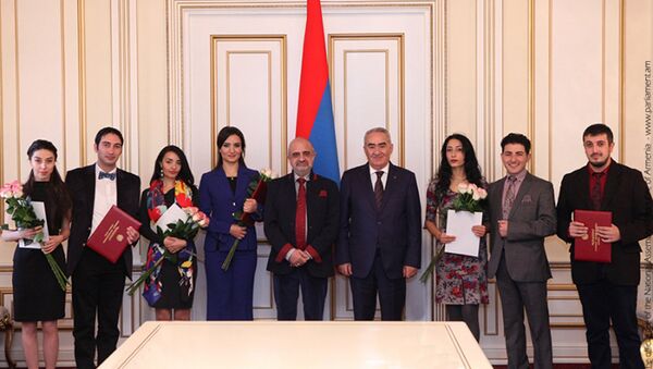 Председатель НС Армении Галуст Саакян вручил грамоты актерам Кукольного театра Еревана - Sputnik Արմենիա