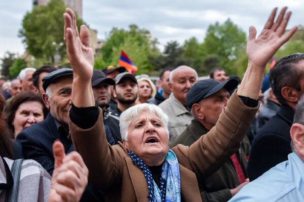 Участница акции протеста Мой Шаг (13 апреля 2018). Площадь Свободы, Ереван - Sputnik Армения