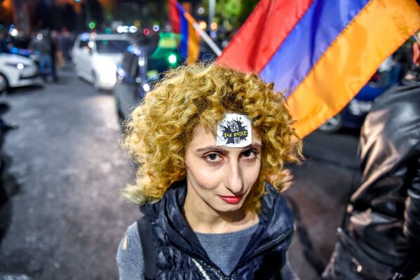 Участница акции протеста Мой Шаг (13 апреля 2018). Проспект Маштоца, Ереван - Sputnik Армения