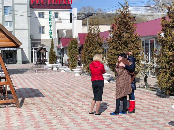 Ани Акопян (посередине) супруга погибшего сотрудника ресторана Пристань Камо Петросяна и дочь погибшего Роберта Акопяна Ани Акопян (посередине) супруга погибшего сотрудника ресторана Пристань Камо Петросяна и дочь погибшего Роберта Акопяна - Sputnik Армения