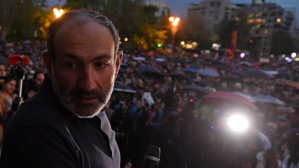 Никол Пашинян во время акции Мой Шаг (13 апреля 2018). Площадь Свободы, Ереван - Sputnik Армения