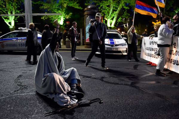Участник акции протеста Мой Шаг (13 апреля 2018). Проспект Маштоца, Ереван - Sputnik Армения