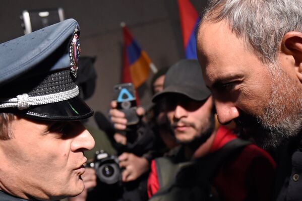 Заместитель начальника полиции Еревана Валерий Осипян и лидер фракции Елк Никол Пашинян во время акции протеста Мой Шаг (13 апреля 2018). Проспект Маштоца, Ереван Заместитель начальника полиции Еревана Валерий Осипян и лидер фракции Елк Никол Пашинян во время акции протеста Мой Шаг (13 апреля 2018). Проспект Маштоца, Ереван - Sputnik Армения