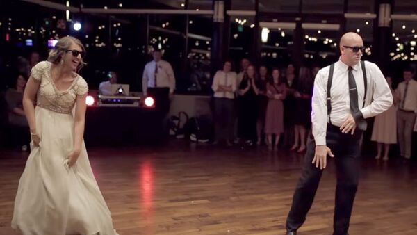 Забавный танец отца на свадьбе дочери - Sputnik Армения