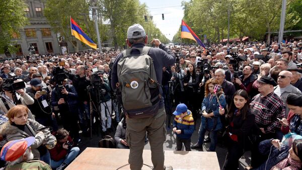 Лидер оппозиционной фракции Елк Никол Пашинян на акции протеста Мой Шаг (14 апреля 2018). Площадь Франции, Ереван - Sputnik Արմենիա