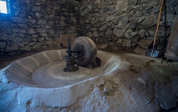 Каменная дробилка зерна в водяной мельнице XIX века. Село Неркин Геташен - Sputnik Армения