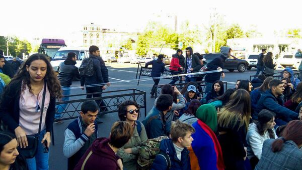 Активисты акции протеста Мой Шаг начали блокировать движение в центре города (16 апреля 2018). Улица Абовяна, Ереван - Sputnik Արմենիա