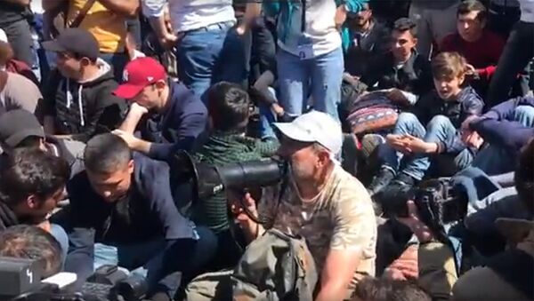 Лидер оппозиционной фракции Елк Никол Пашинян на акции протеста 16 апреля 2018. Видео - Sputnik Արմենիա
