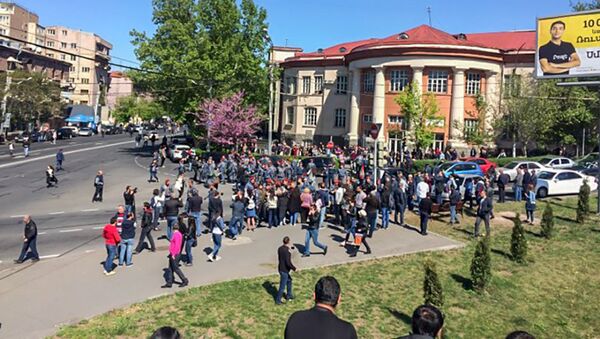 Ситуация на перекрестке улиц Корьюна и Гераци (фото 16 апреля 2018). Ереван - Sputnik Армения