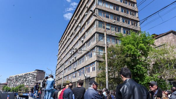 Ситуация на улице Ханджян рядом с Гос.педагогическим университетом Армении (16 апреля 2018). Ереван - Sputnik Армения