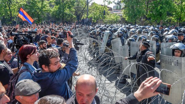 Беспорядки на проспекте Баграмян /16 апрвля 2018/ Ереван - Sputnik Армения