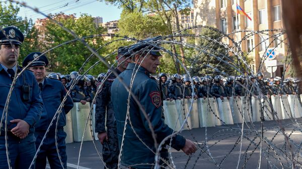 Полицейский кордон во главе с заместителем начальника полиции Еревана Валерием Осипяном на проспекте Баграмян (16 апреля 2018). Ереван - Sputnik Армения