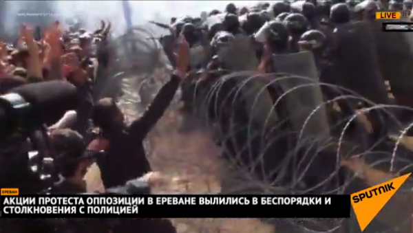 Акции протеста оппозиции в Ереване вылились в беспорядки и столкновения с полицией - Sputnik Արմենիա